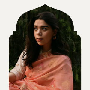 Aiman is wearing our classic peach pink chanderi saree. If #sarees are not your thing, swipe to see some of our dupattas! Chanderi and silk on the site. Soon to come: Ikat and kotas! 
.
.
.
#chikakari #chikankarisaree #chikankaridupatta #dupattaindia #mum